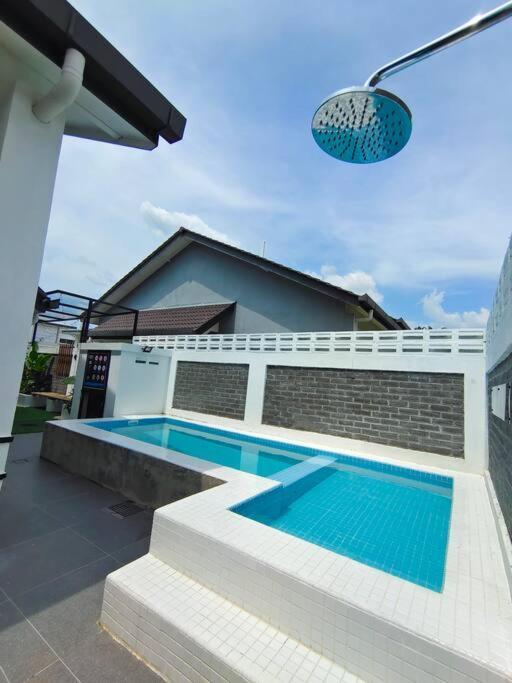 Rumah Aina Homestay Bukit Changgang Private Pool Kampong Melot Ngoại thất bức ảnh