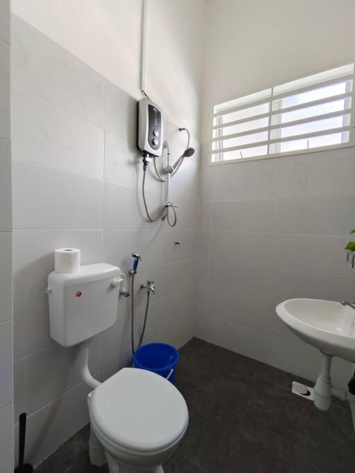 Rumah Aina Homestay Bukit Changgang Private Pool Kampong Melot Ngoại thất bức ảnh