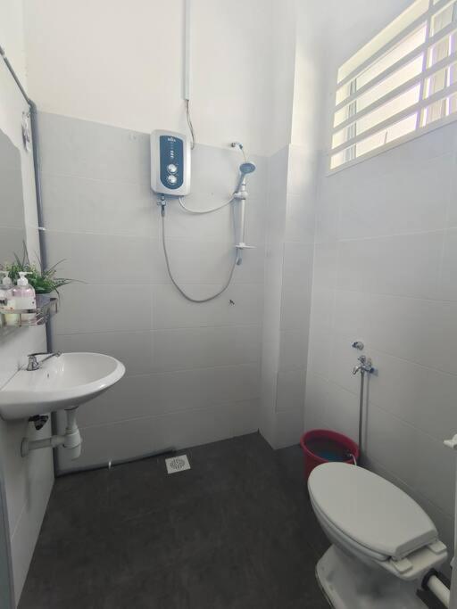 Rumah Aina Homestay Bukit Changgang Private Pool Kampong Melot Ngoại thất bức ảnh