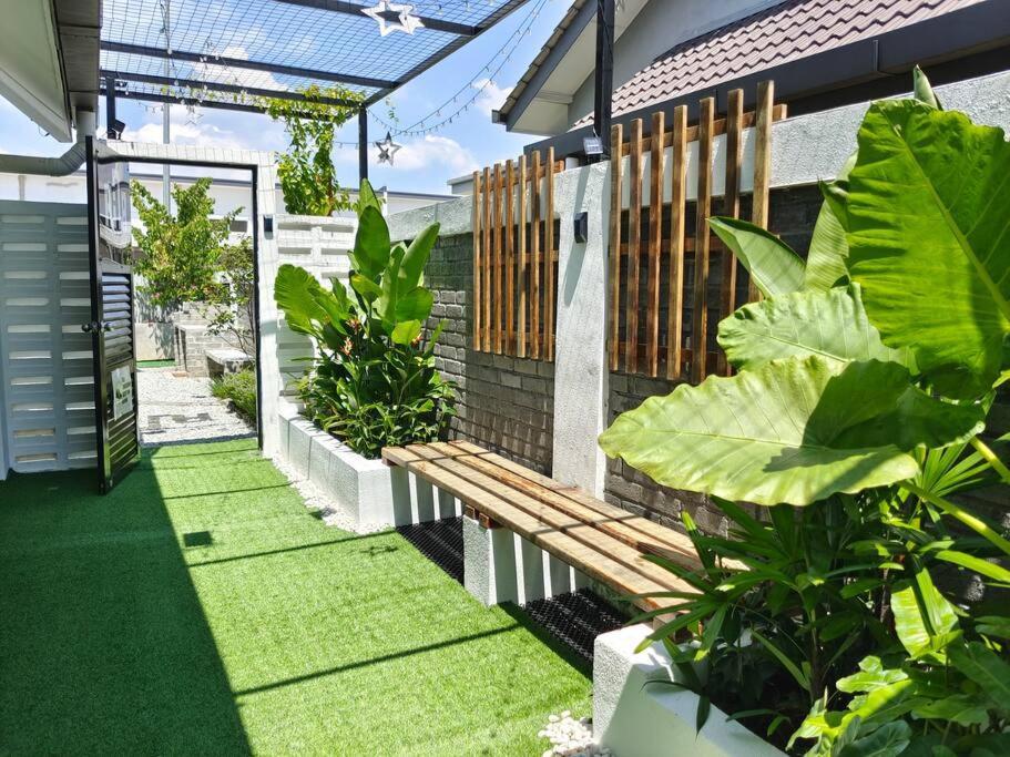 Rumah Aina Homestay Bukit Changgang Private Pool Kampong Melot Ngoại thất bức ảnh