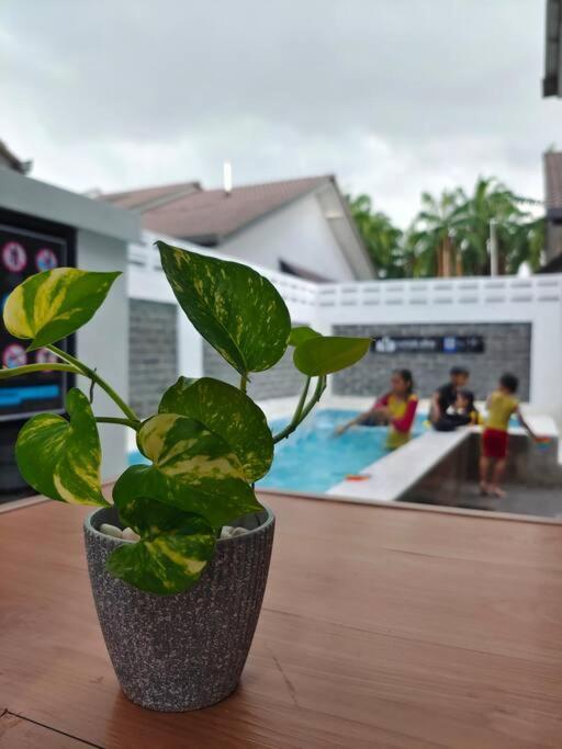 Rumah Aina Homestay Bukit Changgang Private Pool Kampong Melot Ngoại thất bức ảnh