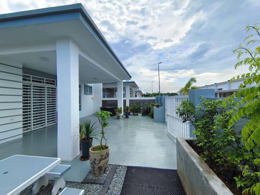 Rumah Aina Homestay Bukit Changgang Private Pool Kampong Melot Ngoại thất bức ảnh